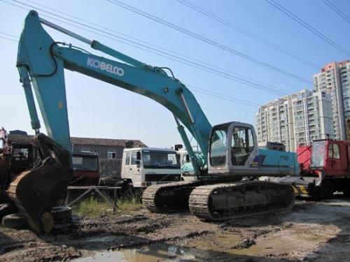 挖掘機(jī)發(fā)動(dòng)機(jī)工作正常，但工作裝置無(wú)動(dòng)作